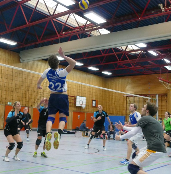 Mixed Volleyball Angriff über die Mitte