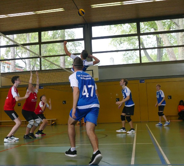 Männliche Jugend U20 Volleyball Angriff über die Mitte