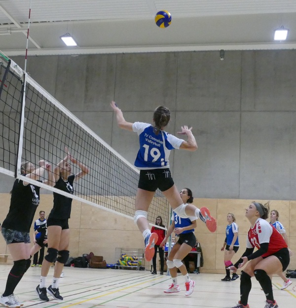 Damen 1 Volleyball Angriff über Außen