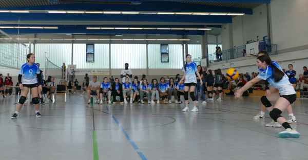 TV Cannstatt Volleyball - U17 Midi weiblich Abwehr eines gegnerischen Angriffs